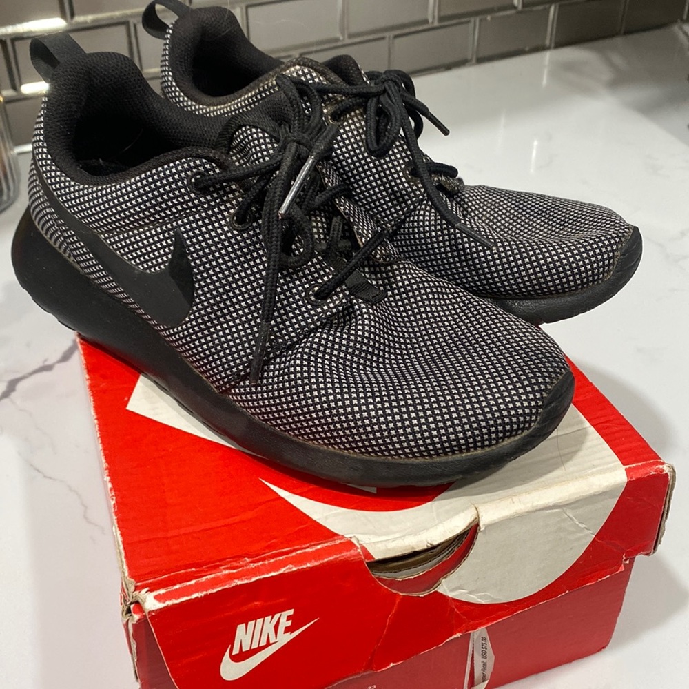 Women’s black Nike roshe